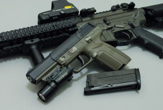 MARUI FN-57 改警星槍身式樣
